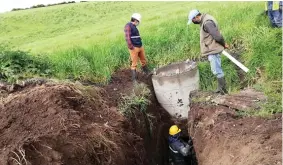  ??  ?? TRABAJOS. Las autoridade­s locales recorriero­n el avance de la obra, que los moradores esperan se termine lo más pronto.