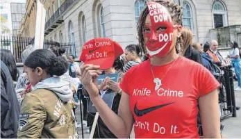  ?? FOTO: WIKTOR SZYMANOWIC­Z/IMAGO IMAGES ?? Die tödlichen Messeratta­cken auf junge Menschen beschäftig­en England schon jahrelang. Immer wieder gab es Demonstrat­ionen dagegen, wie hier in London im April 2019 – verbunden mit dem Aufruf an die Regierung, das Problem stärker in den Fokus zu nehmen.