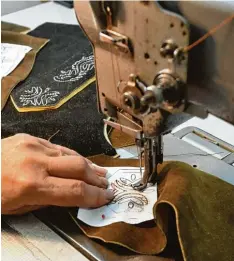  ??  ?? In der Näherei wird jede Lederhose handgearbe­itet. Daher ist auch jedes einzelne Stück ein Unikat.