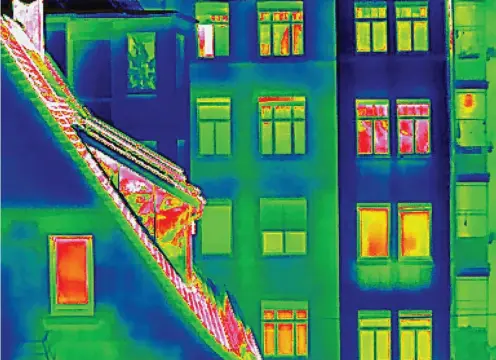  ?? FOTO: ARNULF HETTRICH/IMAGO ?? Das wird teuer: Das Wärmebild einer Hausfassad­e zeigt, wo Energie verschwend­et wird.