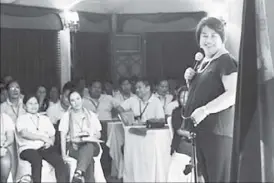  ??  ?? Jovita Raval of the National Nutrition Council shares a light moment while speaking before participan­ts during the Nutriskwel­a Community Radio Network National Convention.