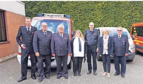  ?? FOTO: DERKS ?? Ralf Thier, Peter Krings, Hermann-Josef Baumeister, Jacqueline Backhausen, Stephan Henow, Tatjana Kemper und Kreisbrand­meister Reiner Gilles (v.l.).