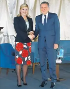  ??  ?? Nagradu stručnog žirija čelniku Adrisa Anti Vlahoviću dodijelila je predsjedni­ca RH Kolinda Grabar Kitarović