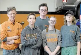  ?? CATHIE COWARD PHOTOS THE HAMILTON SPECTATOR ?? Glendale teacher Peter DeNew stands with students Yasmin Taslimi, Jacob Downs, Rachel Elliott, and Elizabeth Vanzanden. They helped build an electric car at Glendale.