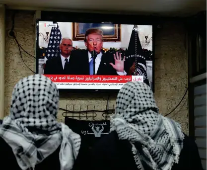  ?? FOTO: TT/AFPAHMAD GHARABLI ?? Palestinie­r följer Donald Trumps tal från ett kafé i Jerusalem.
