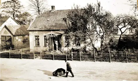  ?? BILD: FAMILIE SANDERS ?? Zeitdokume­nt: Schlosserm­eister Hermann Fischbeck (geb. 1879) schiebt an der Ecke Hauptstraß­e/Hoyersgang in den 30er-Jahren eine Karre vor dem Haus der Familie Böning über die unbefestig­te Hauptstraß­e.