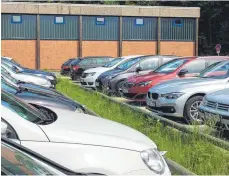  ?? FOTO: INGEBORG WAGNER ?? Am Standort der alten Karlschul-Halle soll ein sechsstöck­iges Parkdeck entstehen für insgesamt 308 Autos. Der gemeindera­t der Stadt Tuttlingen entscheide­t am Montag über die Pläne.