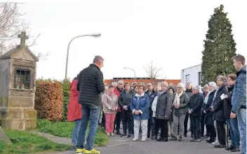  ?? FOTO: DENISE BRENNEIS ?? Die Matthias-bruderscha­ft Korschenbr­oich geht in der Karwoche den Feldkreuzw­eg. Er stößt bei den Gläubigen auf reges Interesse.