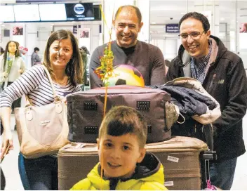  ?? PHOTO COURTOISIE KALLIMA ?? Une photo prise à l’aéroport, à l’arrivée de la famille Ateia au Québec, le 27 avril dernier. La famille Ateia est accompagné­e de Mohammed El Mernissi, le traducteur dans le comité de parrainage Syrie-matanie.