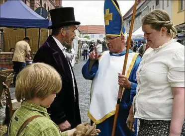  ??  ?? HGV-CHEF Christian Beck und Wippertus beim historisch­en Markttreib­en in Kölleda. Archiv-foto: Ina Renke