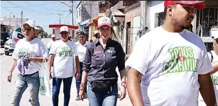  ?? ?? ▮ Paty Cardona, candidata a diputada federal, recorre las calles en Frontera.