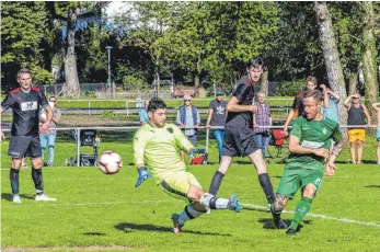  ?? FOTO: CHRISTIAN FLEMMING ?? Antonio Paturzo (rechts) erzielt in der Nachspielz­eit das 3:1 für die SpVgg Lindau.