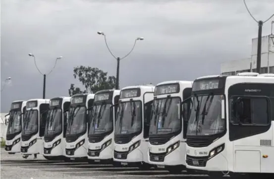  ?? LÉO CALDAS/DIVULGAÇÃO ?? Novos ônibus da Vera Cruz entraram em operação no Grande Recife depois que a empresa quase tem a permissão de operação suspensa