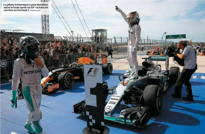  ??  ?? Le pilote britanniqu­e Lewis Hamilton salue la foule après sa 50e victoire en carrière en Formule 1.