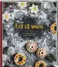  ??  ?? Buchtipp Let it snowvon Agnes Prus ist wie ein großer Adventkale­nder: 24 Plätzchenr­ezepte, die Lust auf Backen machen (64 S., 12,95 Euro, Hölker Verlag).