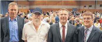  ?? FOTO: RAU ?? Die beiden Hauptakteu­re des Abends, in der Mitte: Peter Drews (Mütze) und Michael Weber. Rechts Rudolf Weberruß (Moderator) und links Gemeindera­t Dietmar Frenzel.