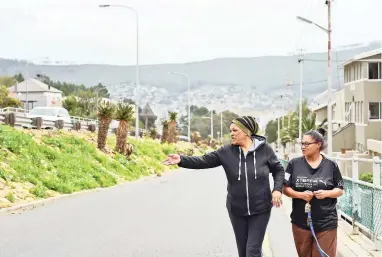  ?? PICTURE: DAVID RITCHIE ?? HELPERS: Hazel Overmeyer and Carmen Zeeman, residents of the flats at the start De Waal Drive, who came to the rescue of a woman dumped nearby with her hands bound and some of her clothes removed.