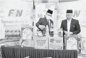  ?? — Gambar Bernama ?? IKHLAS: Ahmad melihat barang yang disumbangk­an oleh Raffiq (kanan) pada Majlis Pelancaran Kembara Al-Amin Ramadhan 1442H/2021M ‘Gerbang Ramadhan Anda’ di Kompleks Islam Putrajaya, dekat Putrajaya semalam.