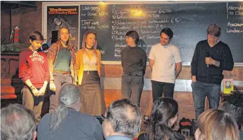  ?? FOTO: AYLIN DURAN ?? Moderator Tobias Meinhold (rechts) mit den fünf Poetry-Slammern, die mit ihren Gedichten den Geschmack des Publikums trafen.