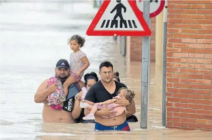  ?? AFP ?? Evacuación. Habitantes de Almoradí, municipio de Alicante, buscan refugio ante las inundacion­es.