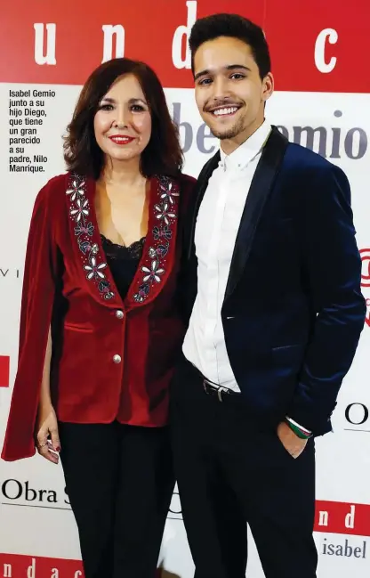  ??  ?? Isabel Gemio junto a su hijo Diego, que tiene un gran parecido a su padre, Nilo Manrique.