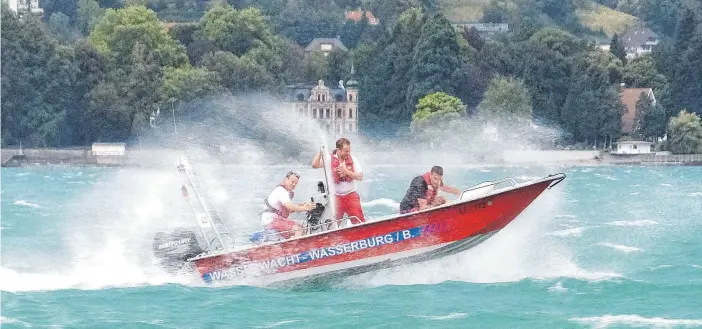  ?? FOTOS (4): MICHAEL SCHEYER ?? Als es wirklich zu stürmen beginnt, kommt das kleine Boot der Wasserwach­t an seine Grenzen.