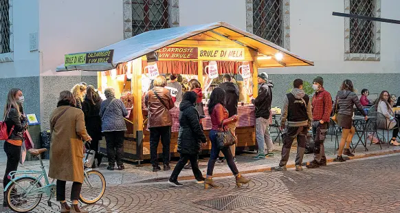  ?? (Ansa/Pretto) ?? In centro Un chiosco di brûlé di mela in città. Oggi il sindaco Franco Ianeselli firmerà una nuova ordinanza in cui vieterà somministr­azione di alcolici dopo le 22