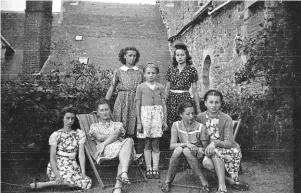  ?? PHOTO ARCHIVES LES CAHIERS DU MENÉ ?? Les sept soeurs Castel, à Moncontour, dans les années 1940.