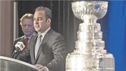  ??  ?? Le propriétai­re et président du Canadien de Montréal, Geoff Molson, s’adresse aux médias avec, à ses côtés le propriétai­re des Sénateurs d’Ottawa, Eugene Melnyk. En avant-plan, la coupe Stanley. - La Presse canadienne: Adrian Wyld