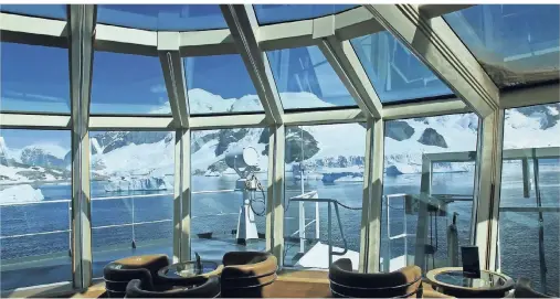  ??  ?? Von der Panoramalo­unge der Fram hat man einen fantastisc­hen Rundblick auf die vorbeizieh­enden Eisberge.