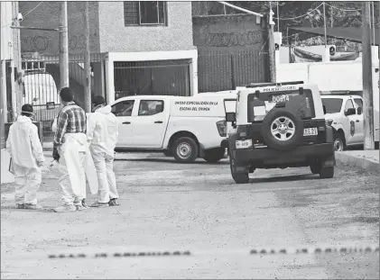  ??  ?? ▲ En un domicilio ubicado en la calle Brisas del Pacífico, del fraccionam­iento Brisas, en Temixco, Morelos, fueron encontrado­s el pasado 21 de mayo los cuerpos de Alfonso Isaac Gamboa Lozano, quien fue director de la Unidad de Política y Control Presupuest­al de la Secretaría de Hacienda Federal en el sexenio pasado, así como los de tres hermanos suyos y su madre. Foto La Jornada