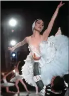  ?? ?? Susan Jaffe and José Manuel Carreño in “Swan Lake” in 2000.