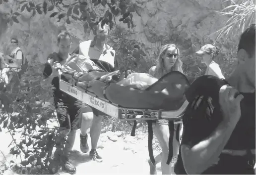  ?? Foto: Rathaus Nerja ?? Die Einsatzkrä­fte bei der Bergung der Verletzten.