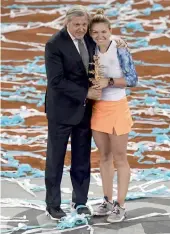  ?? — AFP ?? Simona Halep strikes a pose with Ilie Nastase.