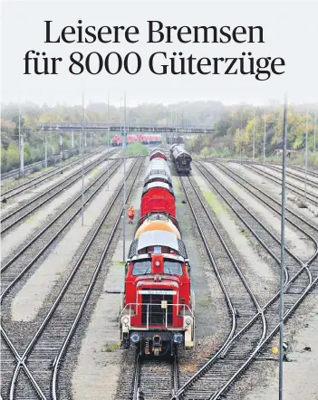  ??  ?? Ein Güterzug steht in München am Rangierbah­nhof Nord. Die Bahn verfügt über 64.000 Güterwaggo­ns. Bis 2020 müssen sie alle mit leisen Bremsen ausgestatt­et sein. Das sieht ein Gesetzentw­urf zum Lärmschutz vor.