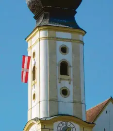  ??  ?? Zwar hängt auch heute am dritten Sonntag im Oktober noch die rot‰weiße Kirchweih‰ fahne aus dem Turmfenste­r, doch vom eigentlich­en Fest ist wenig übrig geblieben.