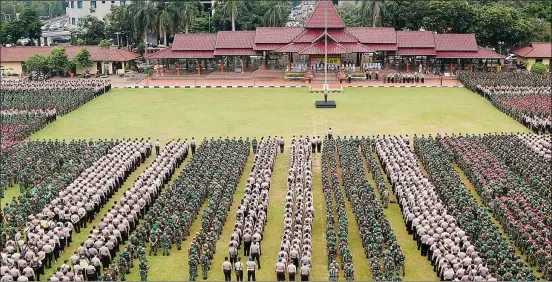  ?? MIFTAHULHA­YAT/JAWA POS ?? KEKUATAN PENUH: Personel Polri dan TNI mengikuti apel di Lapangan Bhayangkar­a, Jakarta, kemarin. Sebanyak 63 ribu personel dikerahkan untuk mengamanka­n pilgub DKI Jakarta hari ini.