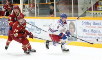  ?? CITIZEN PHOTO BY JAMES DOYLE ?? Dustin Manz of the Kings and Skyler Brind’Amour of the Chiefs keep their eyes on an airborne puck during Sunday night’s game at RMCA.