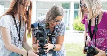  ?? FOTO: FH VORARLBERG ?? In einem Workshop erstellen die Teilnehmer eine Videorepor­tage über das Camp.