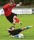  ?? Foto: Karin Tautz ?? Ein Bein gestellt hat der SV Erlingen – am Boden Michael Müller – im Ortsderby dem TSV Herbertsho­fen. Die Gäste gewannen mit 3:0. Im roten Trikot Matthias Wala von den Gastgebern.