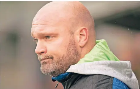  ?? FOTO: ARNULF STOFFEL ?? Bedient: Velbert-Coach Alexander Voigt, Ex-Profi des 1. FC Köln, hatte nach dem Abpfiif wenig Grund zur Zufriedenh­eit.