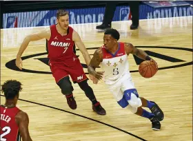  ?? JOEL AUERBACH — THE ASSOCIATED PRESS ?? New Orleans Pelicans guard Eric Bledsoe (5) dribbles against Miami Heat guard Goran Dragic (7) during the first half of an NBA game on Friday in Miami.