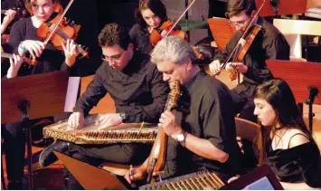  ?? Foto: Romi Löbhard ?? Ganz neue Klänge lernten Besucher des Gemeinscha­ftskonzert­s von Sing und Musikschul­e Landsberg und dem griechisch­en Mu sikgymnasi­um Rhodos kennen.