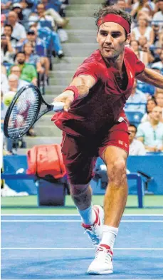  ?? FOTO: AFP ?? Schweizer Schweiß triefte, Roger Federer mühte sich. Vergeblich: Gegner John Millman hatte eine bessere Sommernach­tsform erwischt.