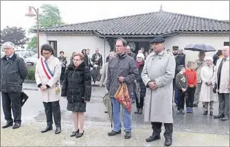  ??  ?? Anciens combattant­s, population, enfants, représenta­nts de la Gendarmeri­e, des sapeurs-pompiers élus, étaient devant le monument aux morts, mardi matin, sous la pluie pour commémorer le 73e anniversai­re de la victoire du 8 mai 1945. Les élus lors de la...