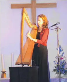  ?? FOTO: STEFAN MANGER ?? Nadja Birkenstoc­k begeistert­e am Freitag beim Konzert in der evangelisc­hen Kreuzkirch­e in Möhringen die Musikinter­essierten mit ihren beiden keltischen Harfen.