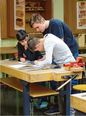  ?? Foto: Winter ?? Lukas Heiler aus Dattenhaus­en macht bei BSH in Dillingen eine Ausbildung zum Industriem­echaniker – und erarbeitet im Rahmen der Schulpartn­erschaft in seiner ehemaligen Schule in Wittisling­en mit den Schülern Werkstücke.