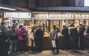  ?? Takahiro Bessho, Special to The Washington Post ?? Visitors wait to buy charms in Todaiji-temple in Nara, Japan.