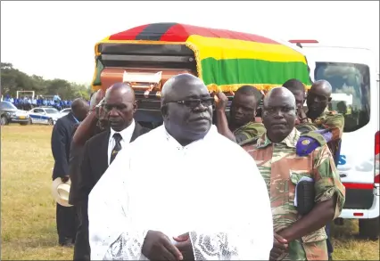  ??  ?? Pallbearer­s carry a casket bearing the body of national hero Retired Chief Justice Godfrey Chidyausik­u on arrival for a mass at Chishawash­a yesterday. He will be buried at the National Heroes Acre today. — (Picture by Shelton Muchena)