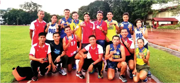  ?? CONTRIBUTE­D PHOTO ?? MEDALISTS. Former Davao City standouts join other Mindanaoan­s in a photo opportunit­y after collecting medals in the just-concluded 2018 AFP-PNP Olympics athletics competitio­n at the PhilSports Complex in Pasig City.